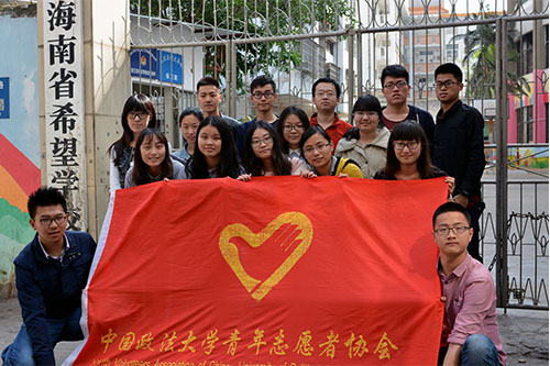 學(xué)校門口合照